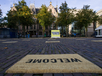 THE HAGUE - In front of parliament on Thursday Amnesty International laid out 400 doormats to draw attention to the refugee problem ahead of...