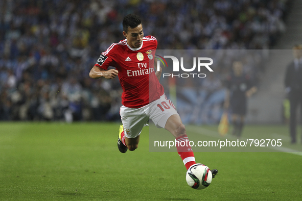 Benfica's Argentinian midfielder Nico Gaitan in action during the Premier League 2015/16 match between FC Porto and SL Benfica, at Dragao St...