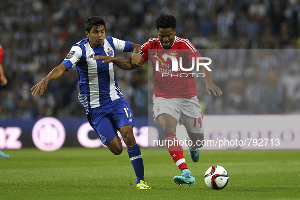 Benfica's Portuguese defender Eliseu (R) vies with Porto's Mexican forward Jesús Corona (L) during the Premier League 2015/16 match between...
