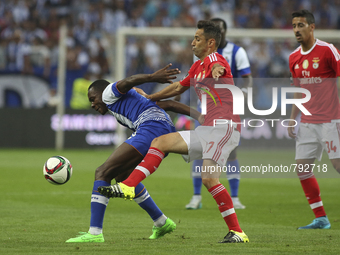 Porto's French midfielder Giannelli Imbula and Benfica's Brazilian forward Jonas in action during the Premier League 2015/16 match between F...
