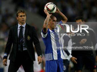 Porto's Uruguayan defender Maxi Pereira (R) and Porto's Spanish head coach Julen Lopetegui (L) during the Premier League 2015/16 match betwe...