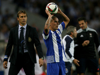 Porto's Uruguayan defender Maxi Pereira (R) and Porto's Spanish head coach Julen Lopetegui (L) during the Premier League 2015/16 match betwe...
