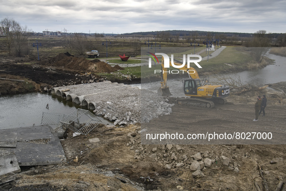 Ukrainians starts build a new bridge over a Irpin river near the destroyed bridge outside the recaptured by Ukrainian forces Irpin city, Ukr...