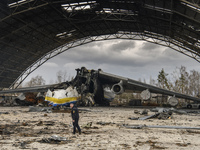 Hangar containing the Destroyed largest Ukrainian transport plane Antonov An-225 Mriya (Dream) at the Gostomel airfield near Kyiv, Ukraine,...