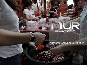 Administrators of Dharma Bhakti Temple and chinese residents, prepares iftar meals for Muslims during the holy month of Ramadan, in Jakarta,...