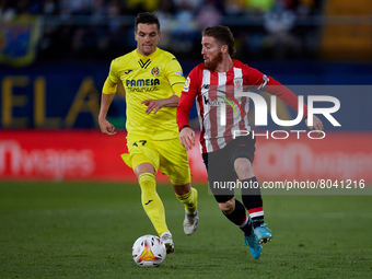 Iker Muniain (R) of Athletic Club competes for the ball with Lo Celso of Villarreal CF during the La Liga Santander match between Villarreal...