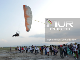 A paramotor glides around the spectators at the Philippine International Hot Air Balloon Festival on April 11, 2014. The Philippine Internat...