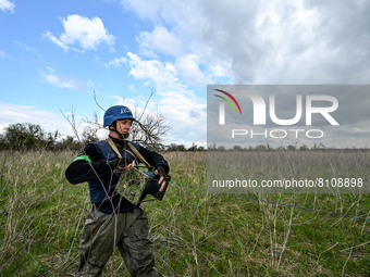 HRYHORIVKA, UKRAINE - APRIL 20, 2022 - An expert of a State Emergency Service bomb squad holds a roll of the wire during an effort to dispos...