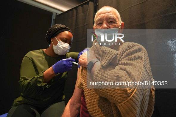 A man gets 4th jab at a vaccination centre in Doncaster on 28 April 2022. 
