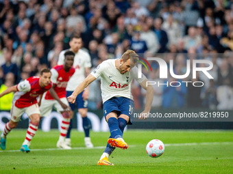 Tottenham Hotspur forward Harry Kane (10) scores a penalty 1-0 during the English championship Premier League football match between Tottenh...