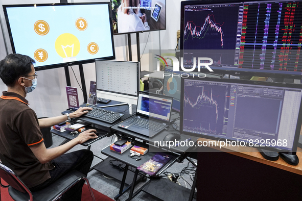 A visitor experiences a cryptocurrency exchange demonstration at the Thailand Crypto Expo in Bangkok, Thailand, 14 May 2022. 