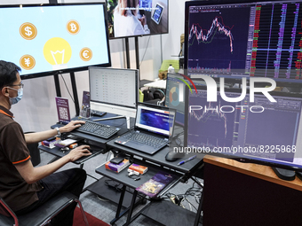 A visitor experiences a cryptocurrency exchange demonstration at the Thailand Crypto Expo in Bangkok, Thailand, 14 May 2022. (