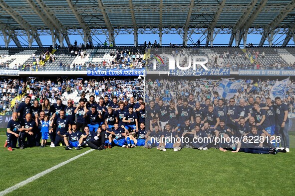 Empoli FC players celebrate the salvation during the italian soccer Serie A match Empoli FC vs US Salernitana on May 14, 2022 at the Carlo C...