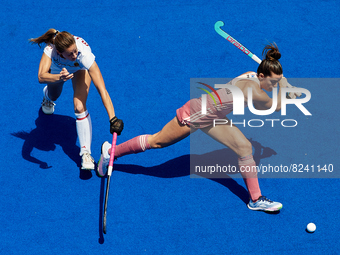 Agustina Albertarrio (R) of Argentina competes for the ball with Maria Lopez of Spain during the FIH Hockey Pro League Women game between Sp...