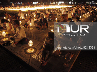 Indonesian Buddhists perform worship and meditate on the terrace of Boobudur temple during the commemorating the Vesak Day 2566 BE in Magela...