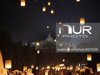 Indonesian Buddhist release the lantern as a symbol of hope and peace for all mankind in the clossing ceremony of Vesak Day 2566 BE celebrat...