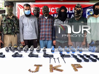 4 Militants and 1 associate arrested by Baramulla police in connection with the attack on wine shop in which 1 person was killed and 3 were...