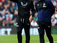 Newcastle United's assistant head coach Jason Tindall and head coach Eddie Howe (r) during the Premier League match between Burnley and Newc...