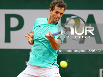 Albert Ramos-Vinolas against Carlos Alcaraz on Simonne Mathieu court in the 2022 French Open finals day four (
