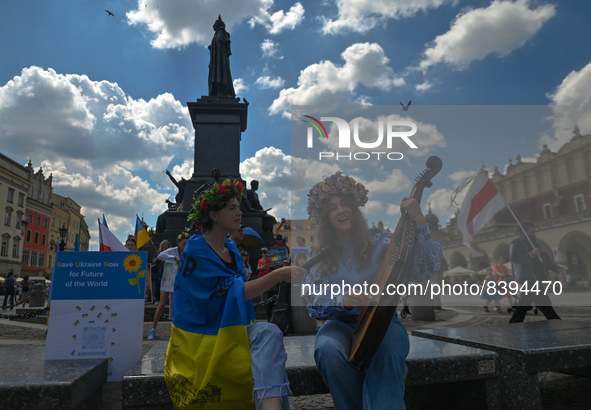 Svetlana Nikonorova, a Ukrainian singer and bandura player, performs a song during the protest.
Members of the local Ukrainian diaspora, war...