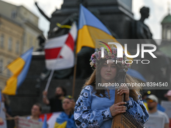 Svetlana Nikonorova, a Ukrainian singer and bandura player, pictured during the protest.
Members of the local Ukrainian diaspora, war refuge...