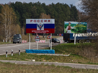 Vehicles on the road that lead to the Russian BCP (Photo by Sergii Kharchenko/NurPhoto)