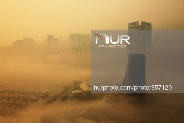 (151019) -- RIZHAO, Oct. 19, 2015 () -- Buildings are enveloped by fog in Rizhao, a coastal city in east China's Shandong Province, Oct. 18,...