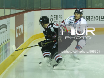 October 25, 2015 - South Korea, Incheon : Daemyung Sangmu of South Korea and Oji Eagles of Japan match during the Asia Ice Hockey League 201...