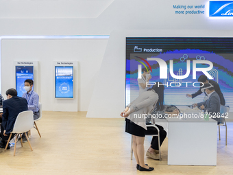 Visitors look at a exhibition booth displayed by Linde during the H2 MEET 2022 expo in KINTEX(Korea International Exhibition Center) on Augu...