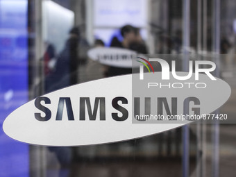 October 29, 2015 - South Korea, Seoul : Photo taken on January 29,2015 shows the visitors  experience Samsung electronics product at the Sam...