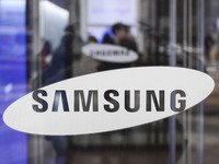 October 29, 2015 - South Korea, Seoul : Photo taken on January 29,2015 shows the visitors  experience Samsung electronics product at the Sam...
