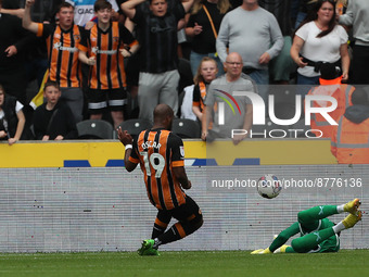 Wes Foderingham of Sheffield United saves from Hull City's Oscar Estupinan during the Sky Bet Championship match between Hull City and Sheff...