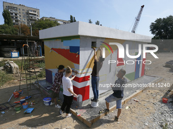 Local reidents paint walls of a mobile bomb shelter, amid Russia's invasion of Ukraine, in Odesa, Ukraine 9 September 2022. The mobile bomb...