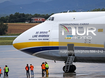 An aircraft Antonov 124, from the Airlines Antonov company, has landed at Girona airport to pick up Ecureuil helicopters and transport them...