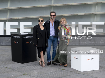 Film director, Paco Leon, poses with actresses Carmen Machi (l), and Carmen Maura (r), during the presentation of the film 'Rainbow' at the...