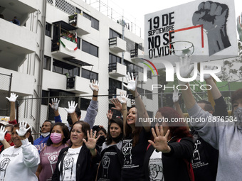 Family and friends of the victims of the multifamily Tlalpan by the earthquake of September 19, 2017 in Mexico City, paint their hands on th...