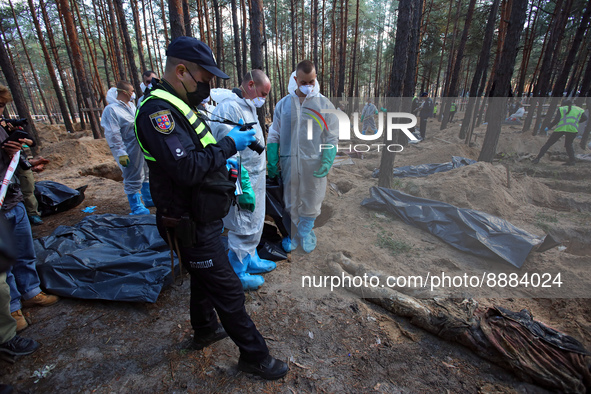 IZIUM, UKRAINE - SEPTEMBER 19, 2022 - Investigators and forensic experts exhume the bodies of Izium residents tortured to death by Russian i...