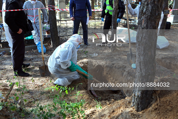 IZIUM, UKRAINE - SEPTEMBER 19, 2022 - Investigators and forensic experts exhume the bodies of Izium residents tortured to death by Russian i...