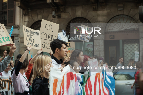 Students hold the banner at the head of the demonstration. 
Milan, 23 September 2022 
