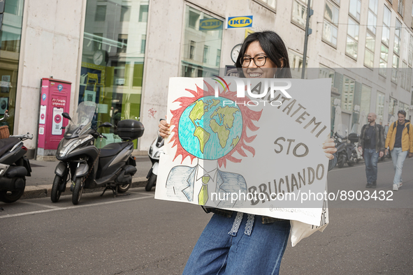 “Help me, I’m burning!” A sign denouncing global warming exposed by a girl in Via Larga. 
Milan, 23 September 2022 