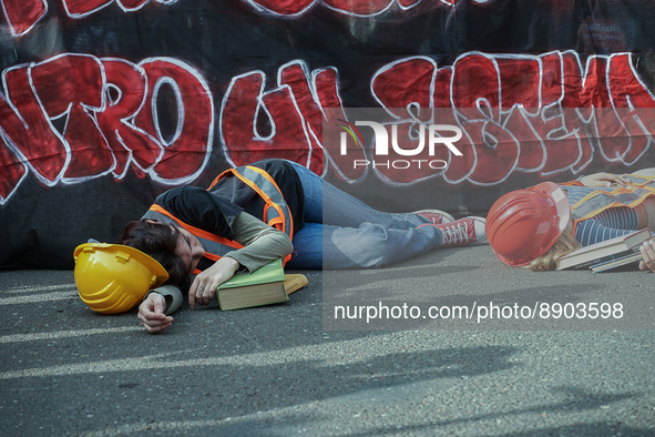 Two students lie on the ground to protest against the alternation between school and work.
Milan, 23 september 2022 