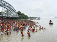 People are seen offering prayers to their ancestors at a riverside during Mahalaya observation in Kolkata , India , on 25 September 2022 . M...