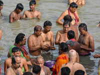 People are seen offering prayers to their ancestors at a riverside during Mahalaya observation in Kolkata , India , on 25 September 2022 . M...