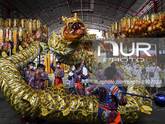 Dragon dance is performed during the vegetarian festival celebration at Joe Sue Kung Shrine Chinese temple in Bangkok,Thailand. 25 September...