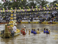  The people of Phetchabun joined together to pay respect to the Buddha image of the Buddha Maha Thammaracha from the riverbank. (