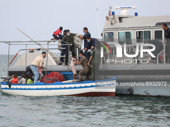 Transfer of the migrant from the fish boat to the unity of the Tunisian army ship. (
