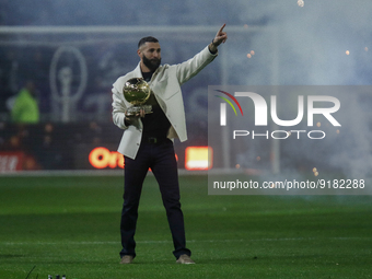Karim Benzema of Real Madrid shows the Golden Ball (Ballon D’Or) to the fans of Lyon during the French championship Ligue 1 football match b...