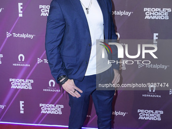 Emmanuel Senties attends the red carpet of People's Choice Awards Viewing Party 2022 at Universal Pictures Mexico. on December 6, 2022 in Me...