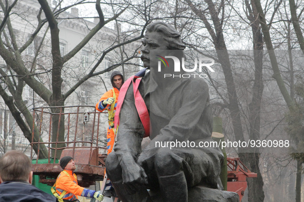 DNIPRO, UKRAINE - DECEMBER 26, 2022 - The monument to Russian writer and socialist political thinker and proponent Maxim Gorky is being remo...