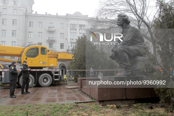 DNIPRO, UKRAINE - DECEMBER 26, 2022 - The monument to Russian writer and socialist political thinker and proponent Maxim Gorky is being remo...